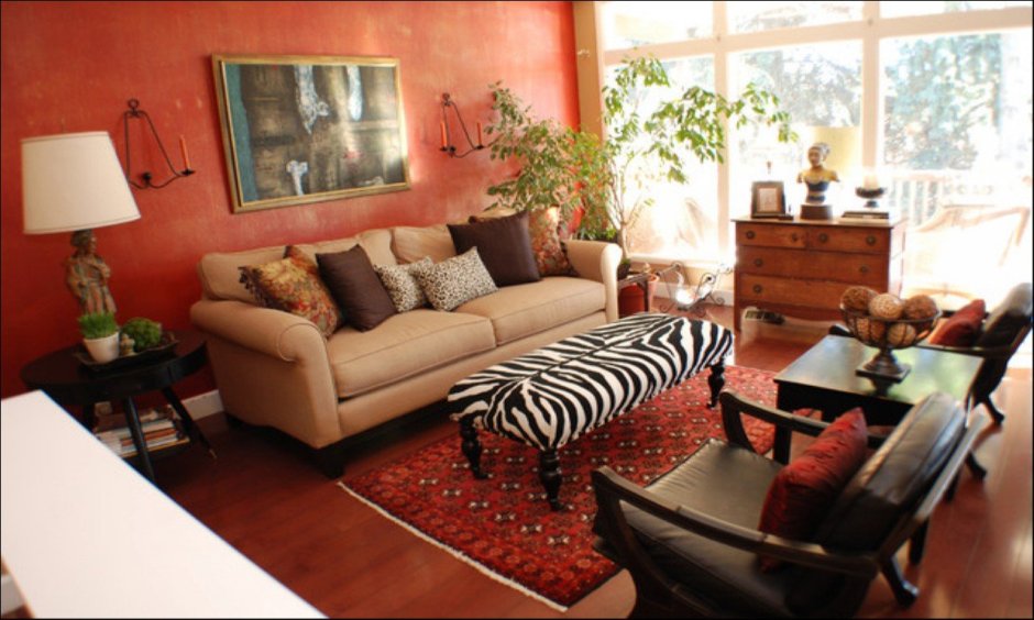 Стильный интерьер гостиной с мебелью под красное дерево