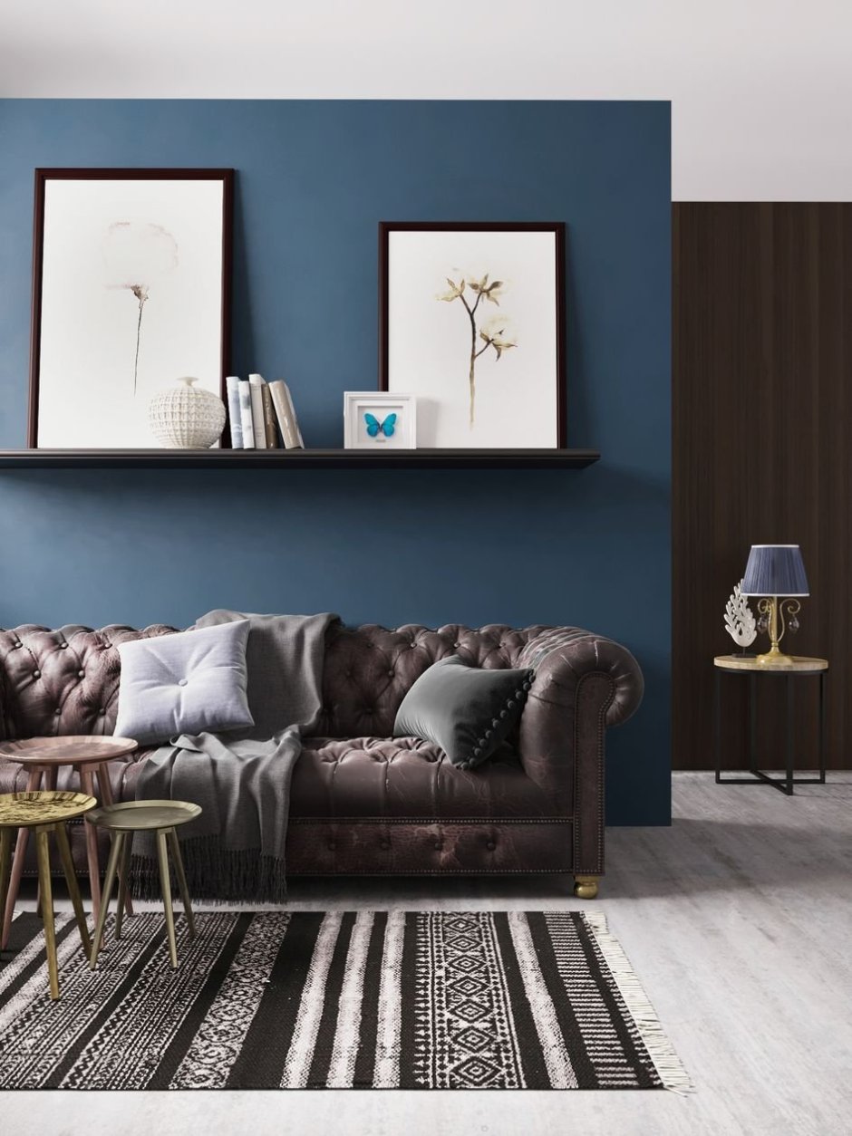 Серые стены синий диван
