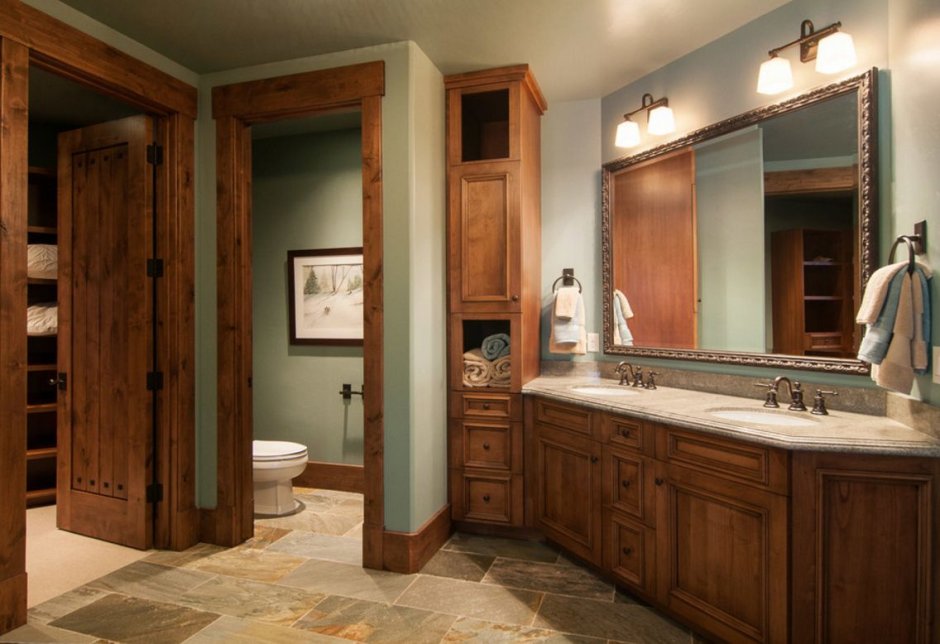 Ванная комната с деревянной мебелью