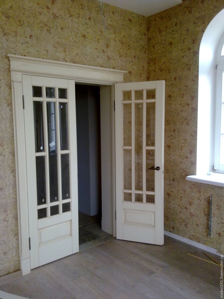 Белые филенчатые межкомнатные двери