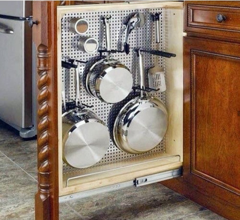 Выдвижной шкаф для сковородок с крючками
