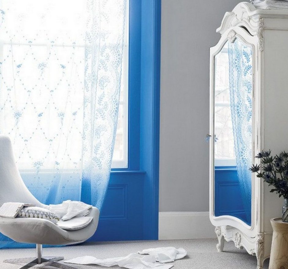 Синий цвет в интерьере гостиной