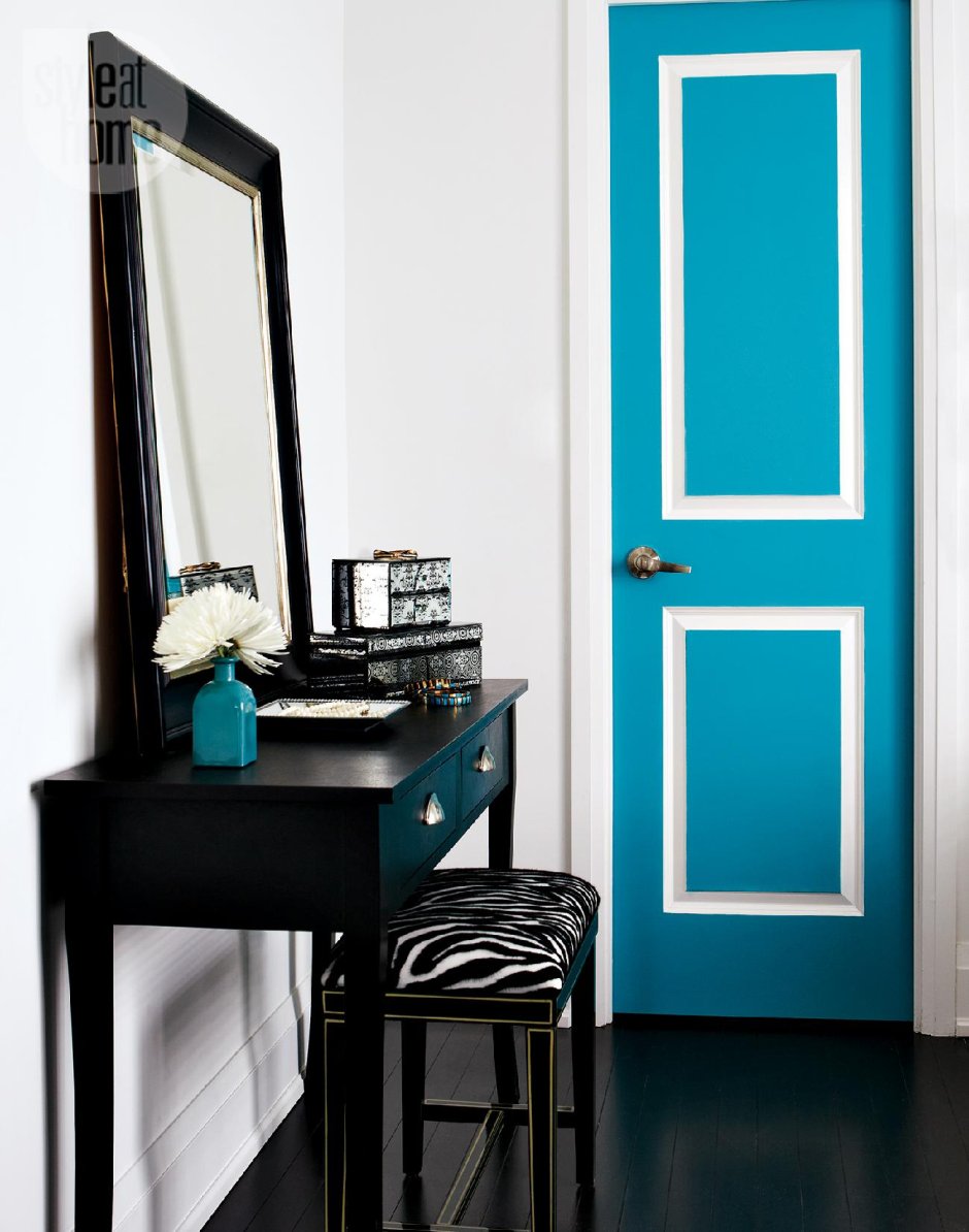 Голубая комната и дверь