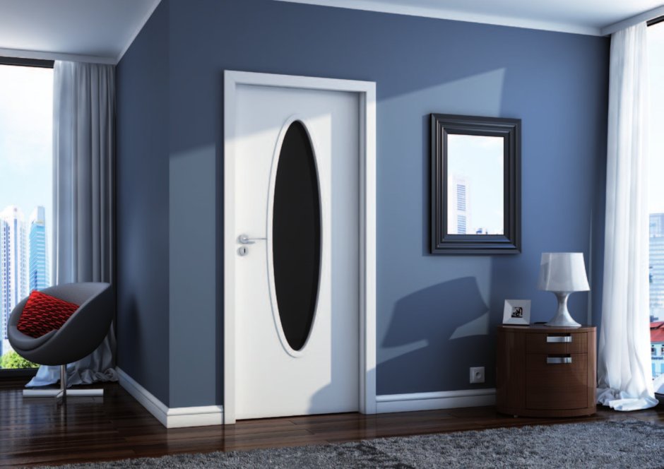 Глубокий синий двери в интерьере квартиры