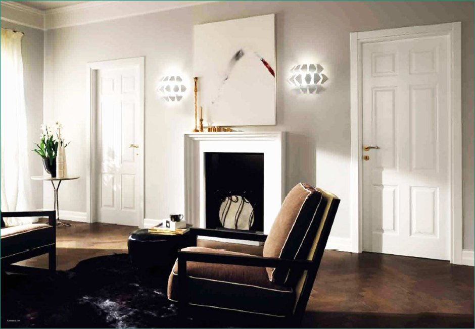 Белые двери и коричневая мебель в интерьере