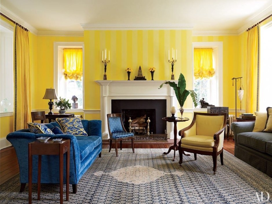 Белая комната с желтыми элементами