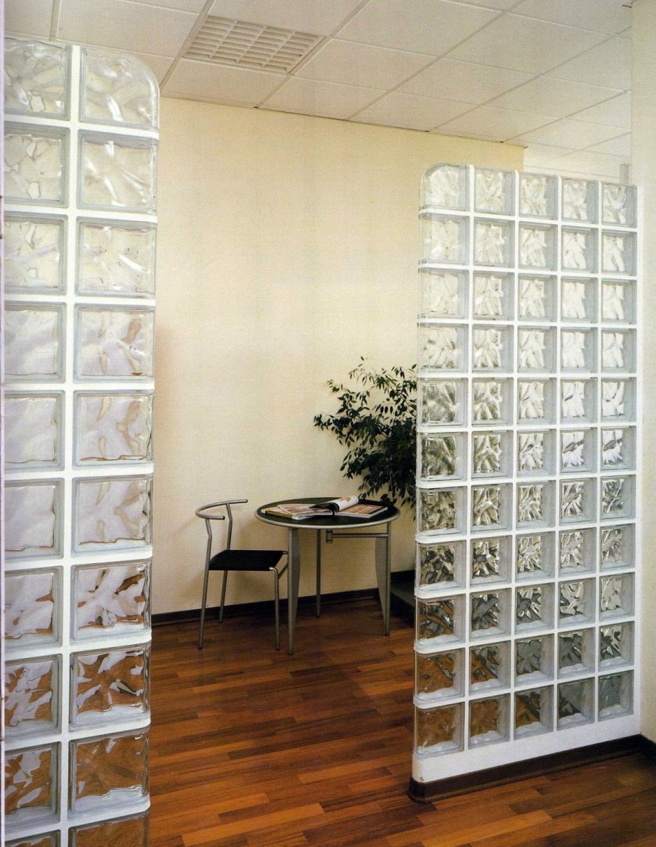 Бежевые стеклоблоки на белой стене