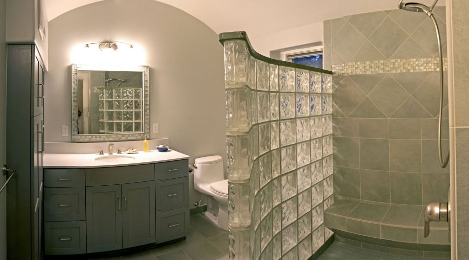 Стеклянные блоки в интерьере ванной