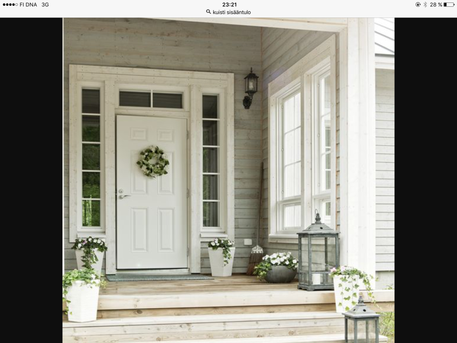 Белая входная дверь в дом