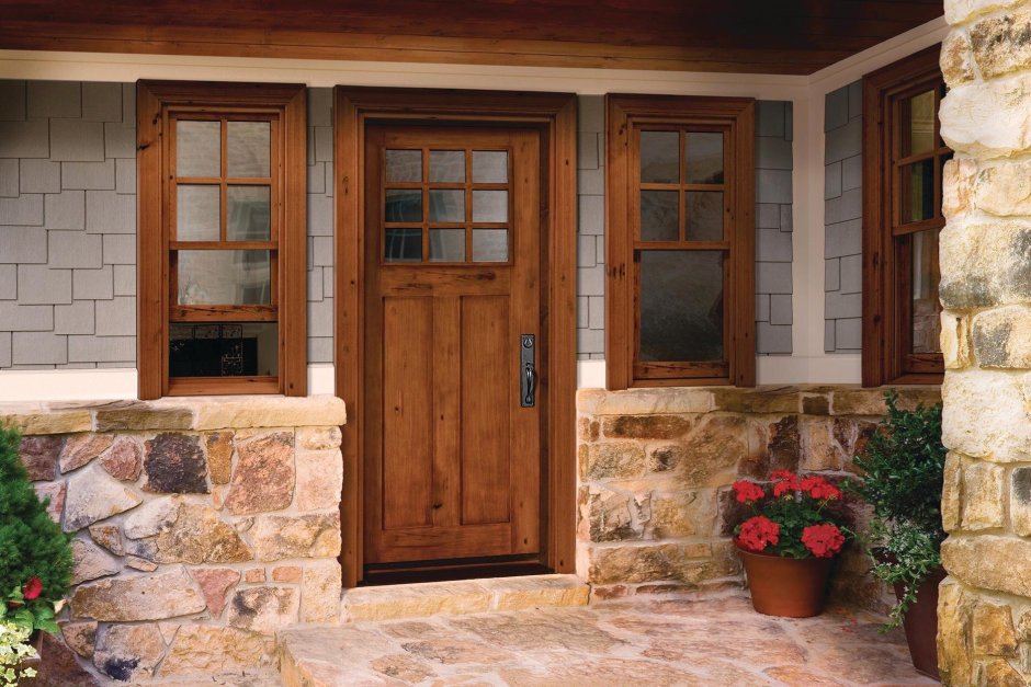 Входная деревянная дверь с окном