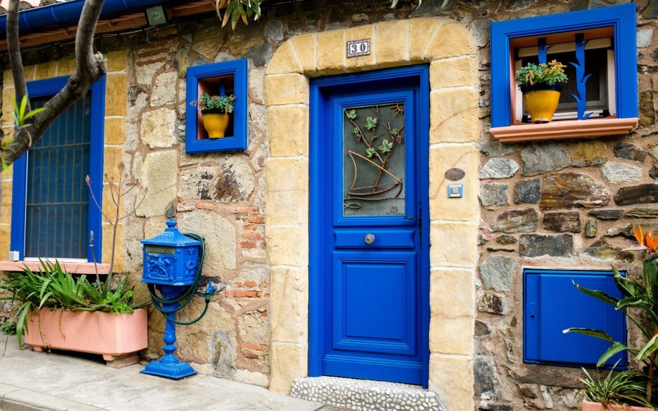 Красивая синяя дверь