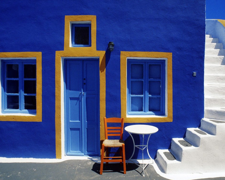 Синие стены белые двери