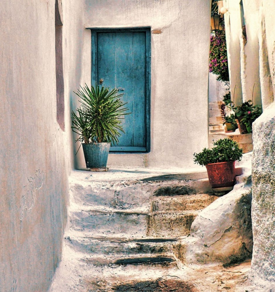 Синяя Греческая дверь во двор