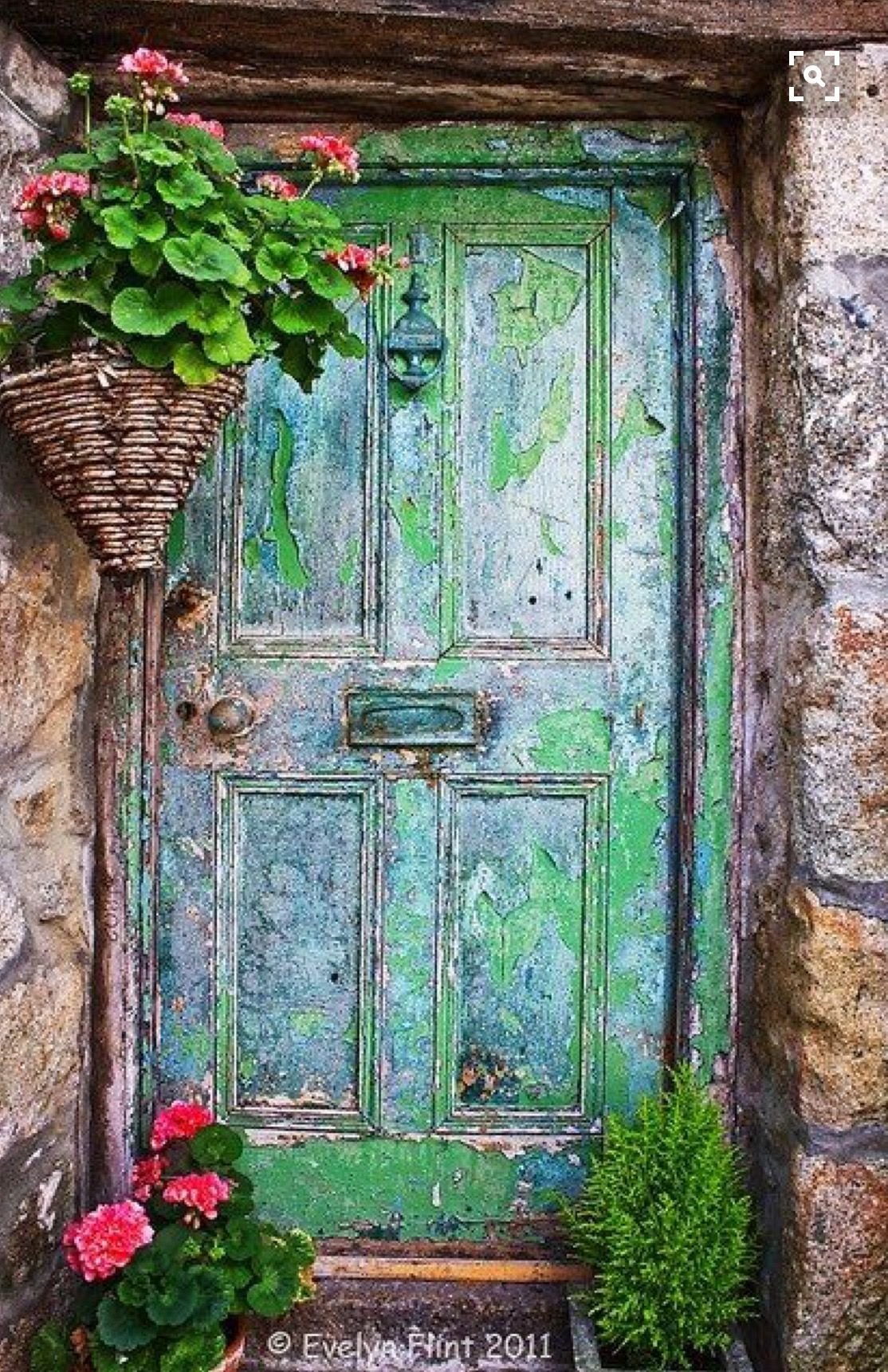 Красивые старые двери. Старая деревянная дверь. Сказочная дверь. Старая входная дверь. Красивые старинные двери.