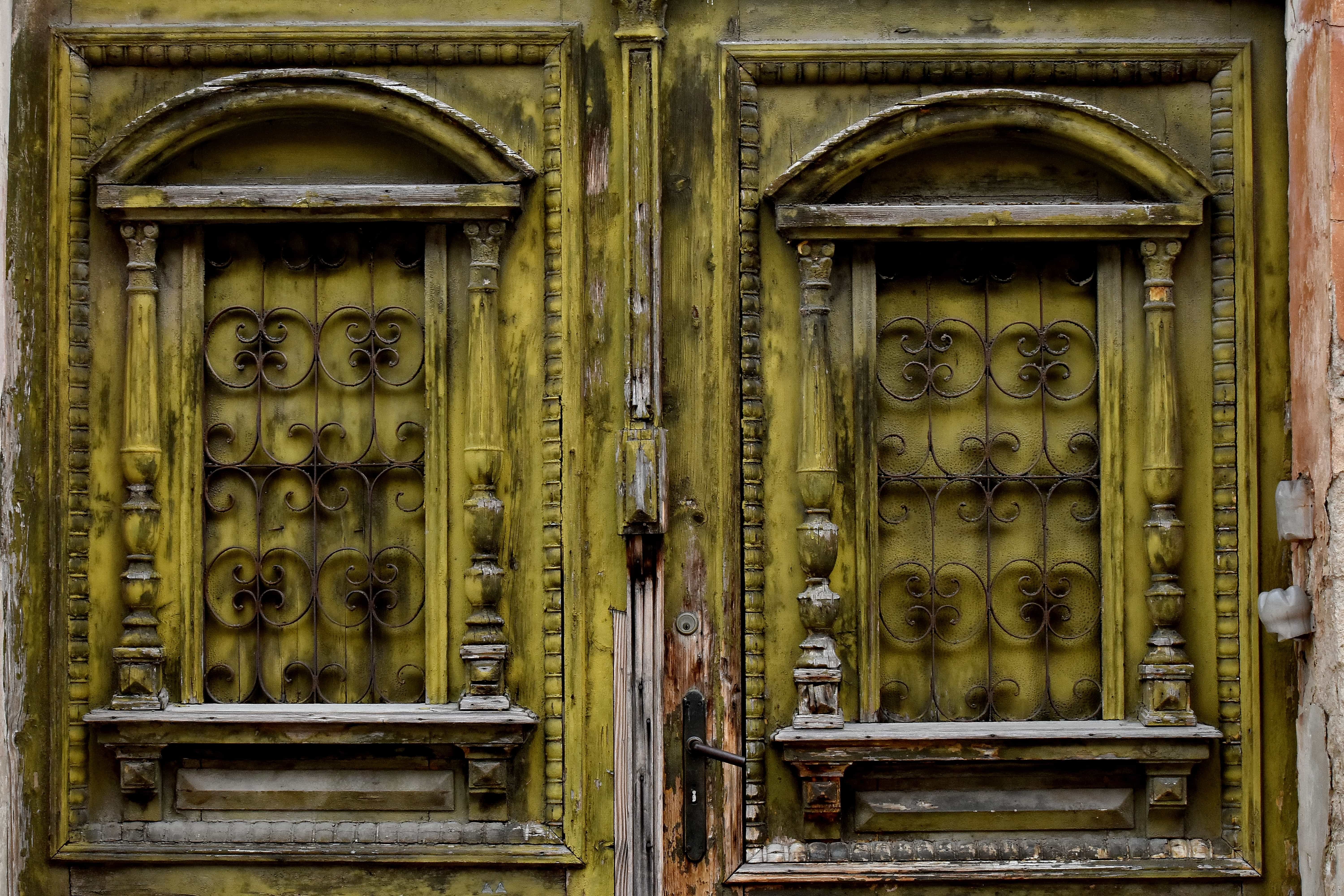 Красивые старые двери. Старая дверь. Старинная дверь. Красивые двери. Старая деревянная дверь.
