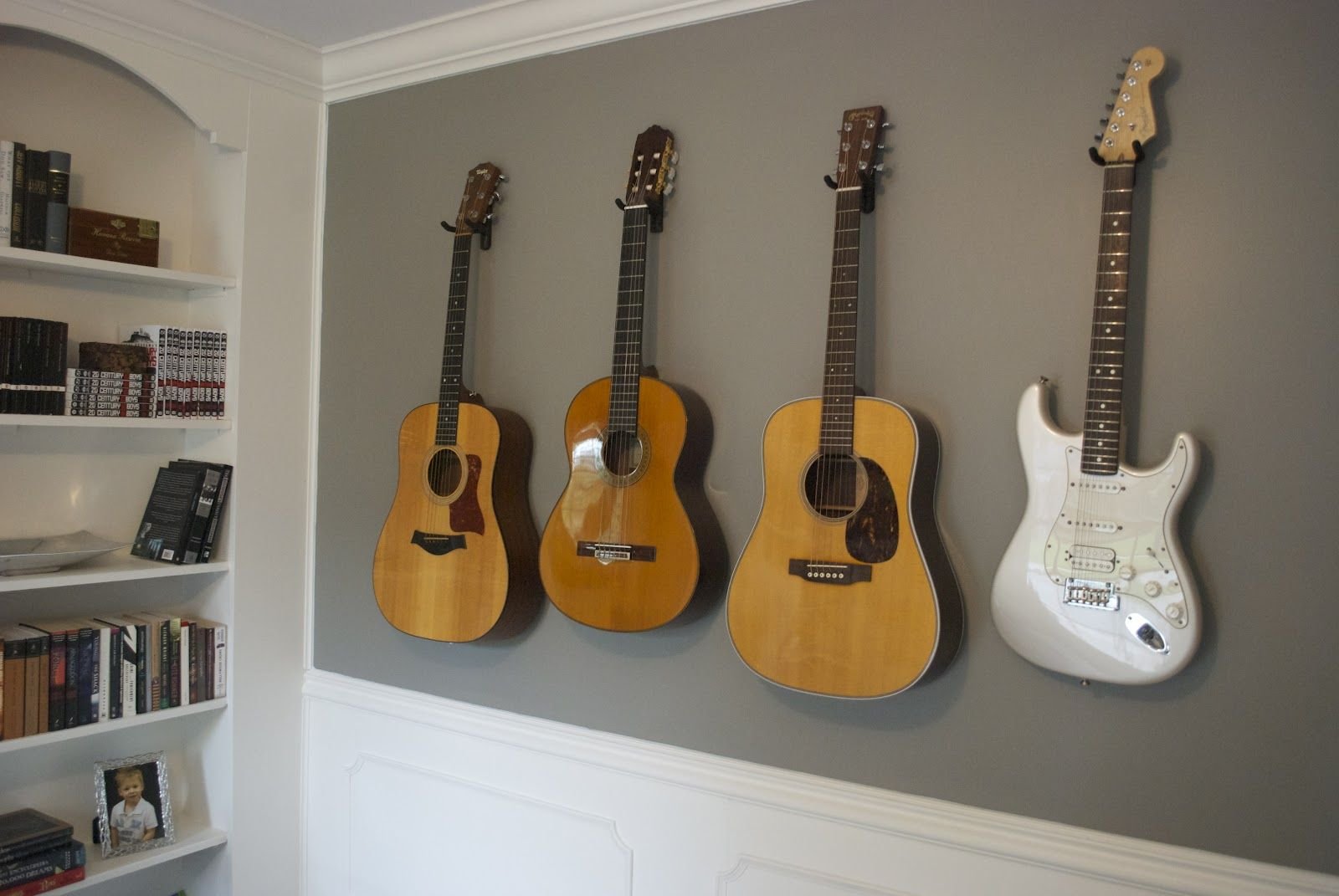 Электрогитара дома. Гитара в интерьере. Гитара на стене. Гитара на стене в интерьере. Электрогитара в интерьере.
