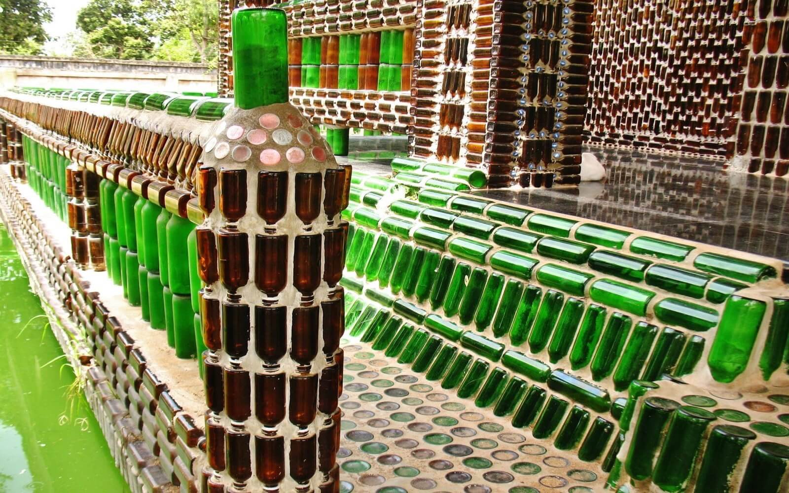 Из бутылок стеклянных своими руками сделать. Храм миллиона бутылок Таиланд. Храм в Таиланде из пивных бутылок. Дом из бутылок Хайнекен. Дома из бутылок стеклянных.
