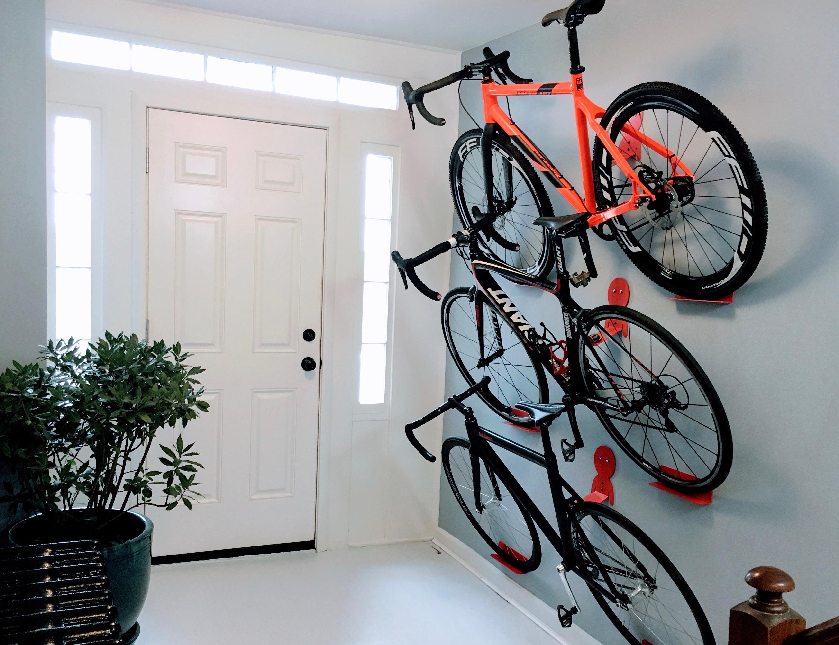 Можно ставить велосипед на. Велосипед в прихожей. Велосипед на стене. Компактное хранение велосипедов. Крепление для велосипеда в подъезде.