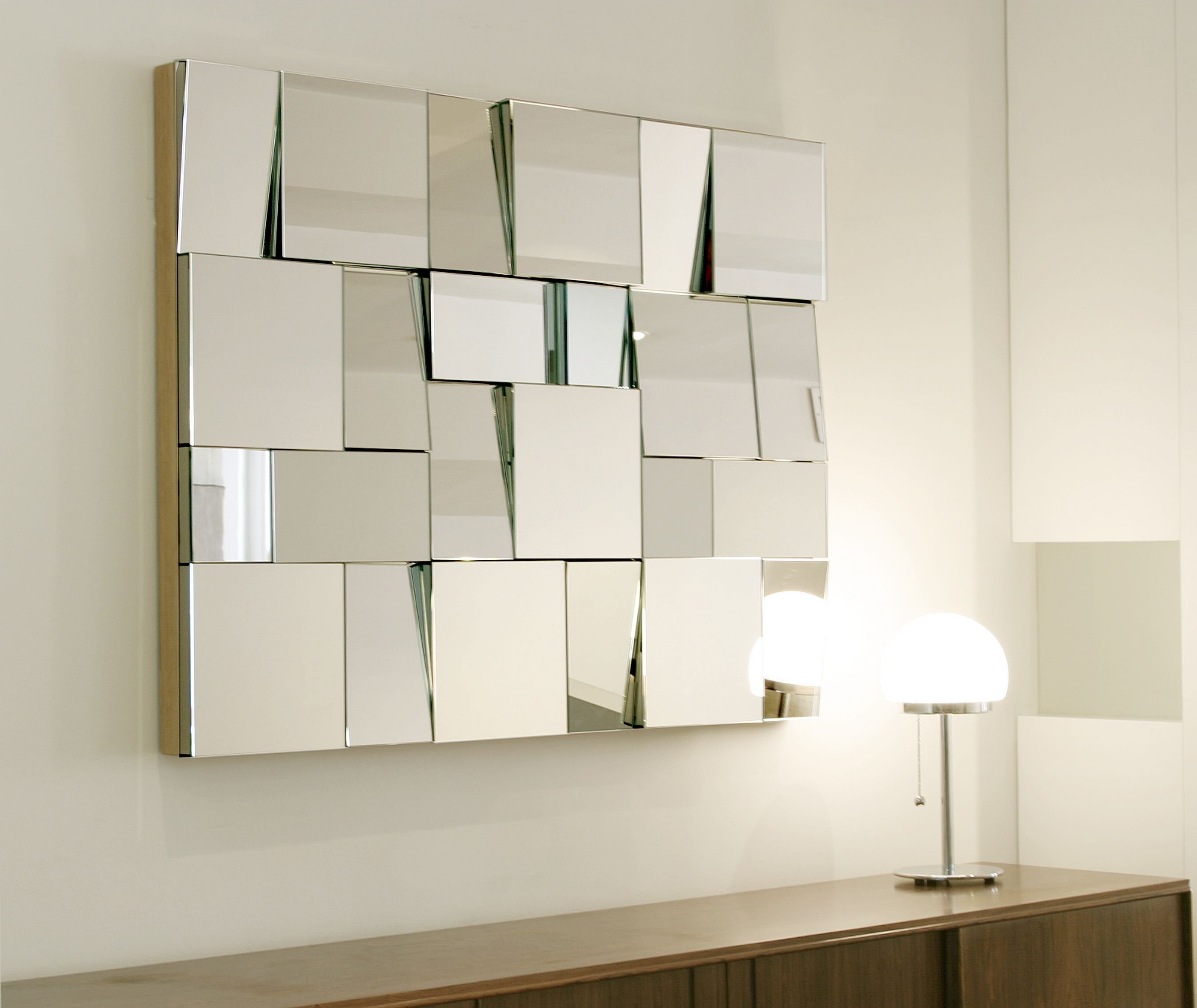 Стена квадратики. Декоративные зеркала в интерьере. Зеркальное панно на стену. Зеркальное панно в интерьере. Настенное панно из зеркал.