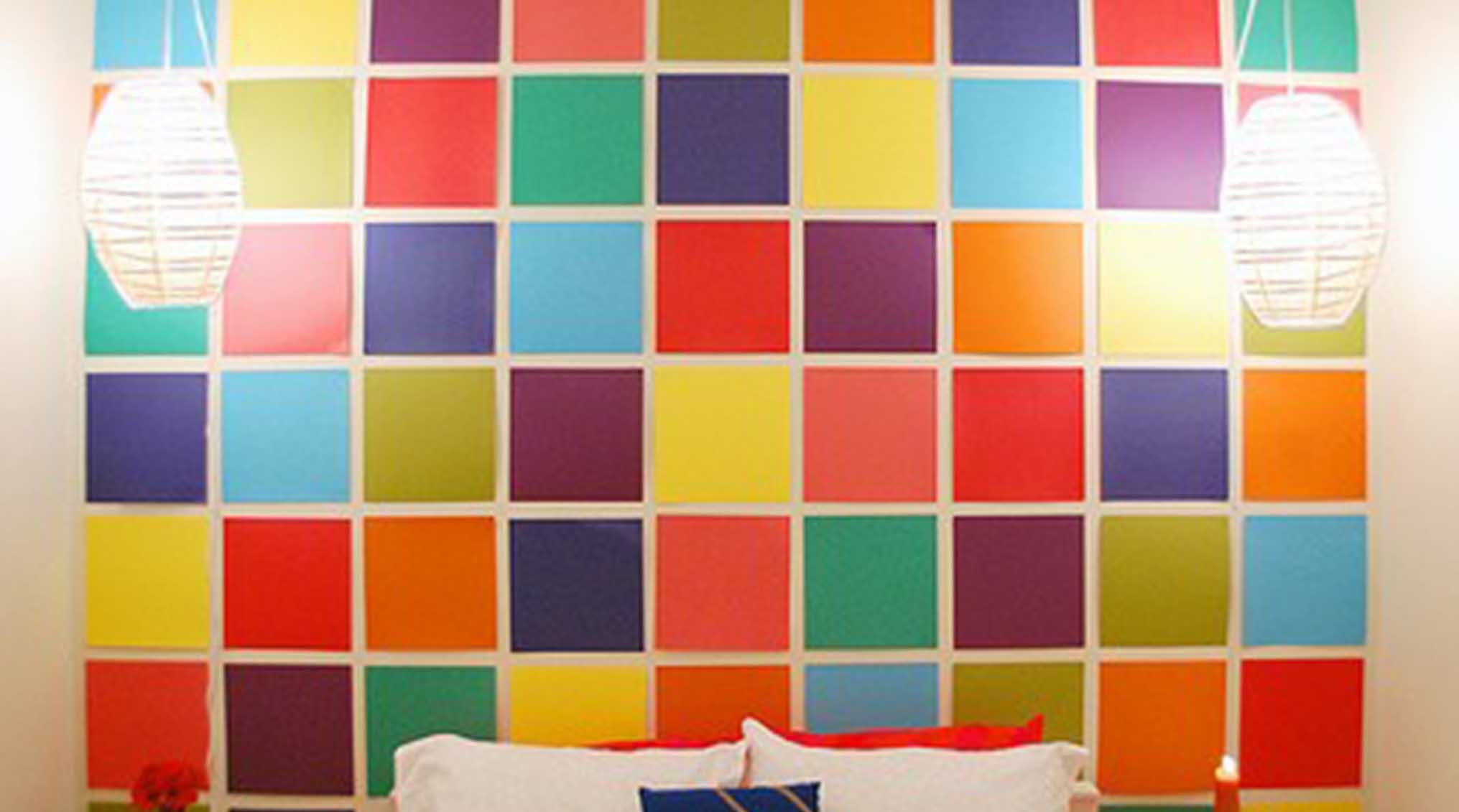 Стена квадратики. Разноцветные стены в интерьере. Разноцветные квадраты на стене. Геометрические фигуры на стене. Покрасить стены в разные цвета.