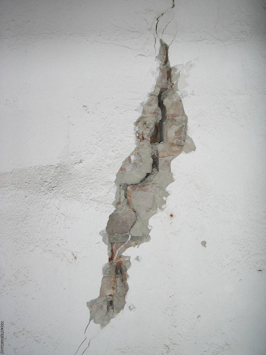 Малая трещина. Отслоение штукатурки и отделочного слоя. Трещины на штукатурке. Трещины в панельном доме. Мелкие трещины на стене.