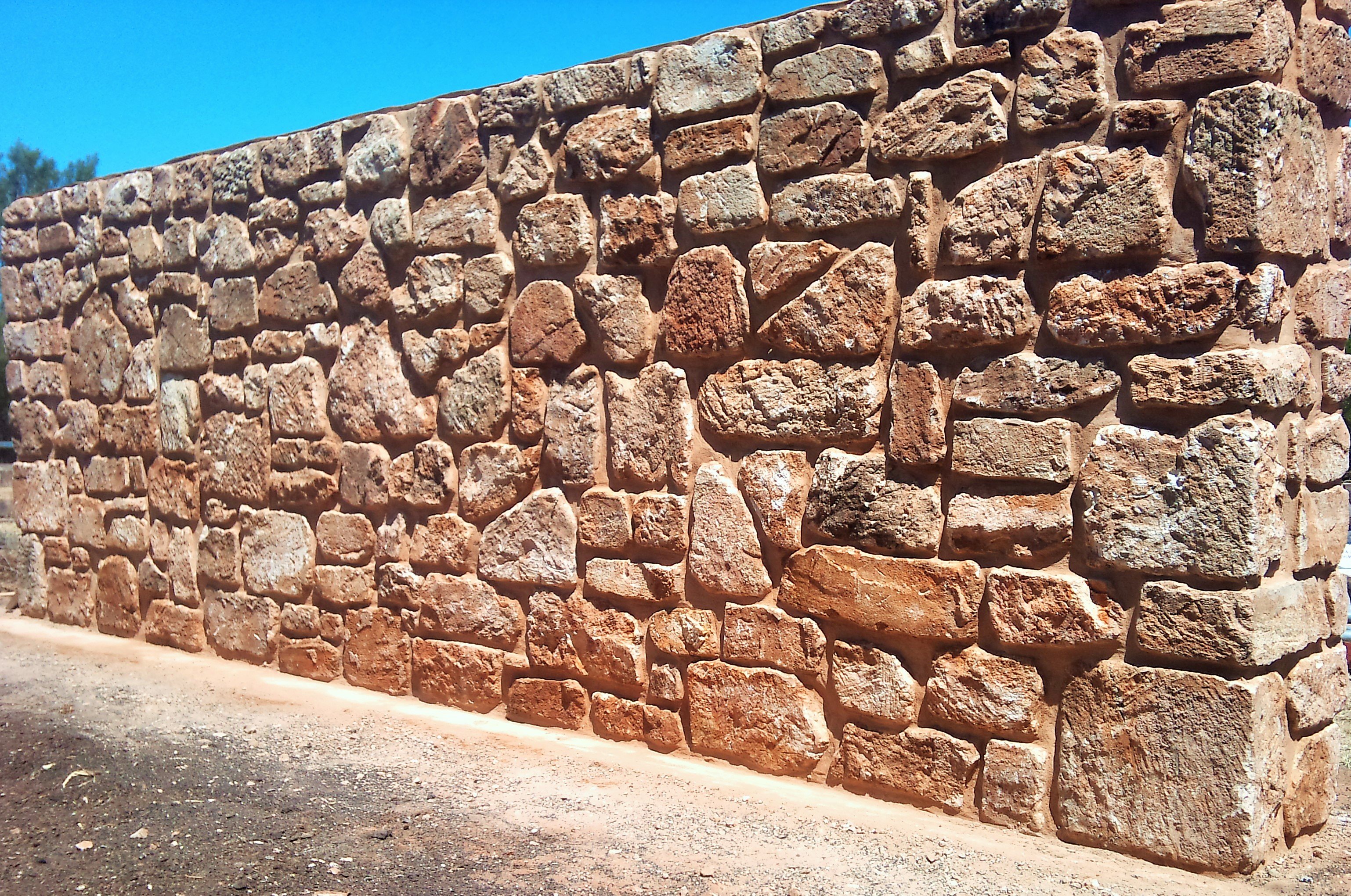 Каменные стеновые. Камелот Стоун песчаник. Стена из камня. Каменная стенка. Стена из валунов.