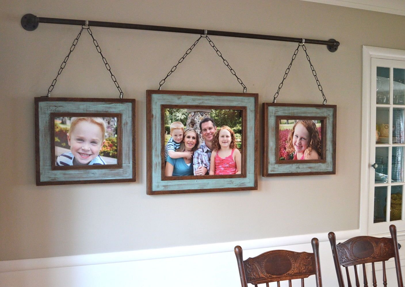 Развешанные картины. Фоторамки на веревке на стене. Семейные фотографии на стене. Фоторамки на цепочках на стену. Веревка для картины на стену.