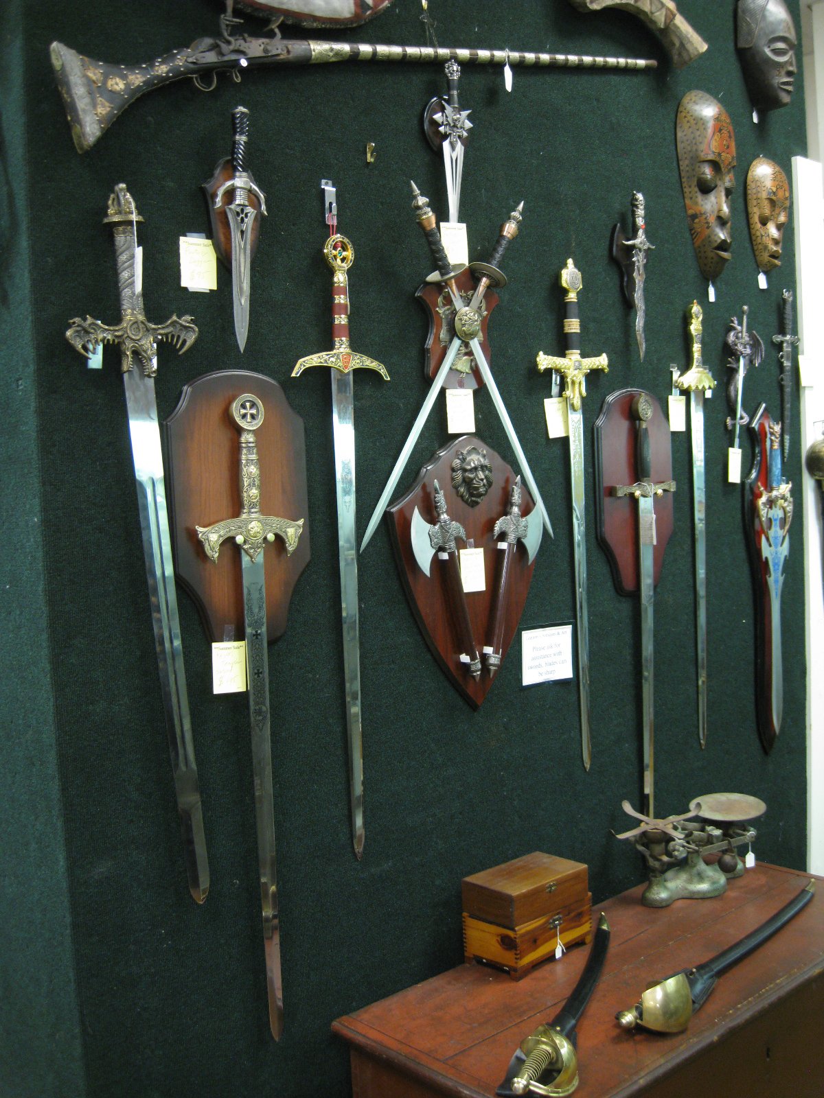 Коллекция старинных мечей