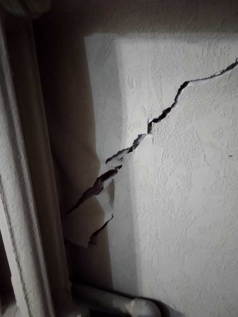 Трещина возле. Трещина в стене в квартире. Треснула стена в квартире. Треснувшая стена. Щели в панельных домах.