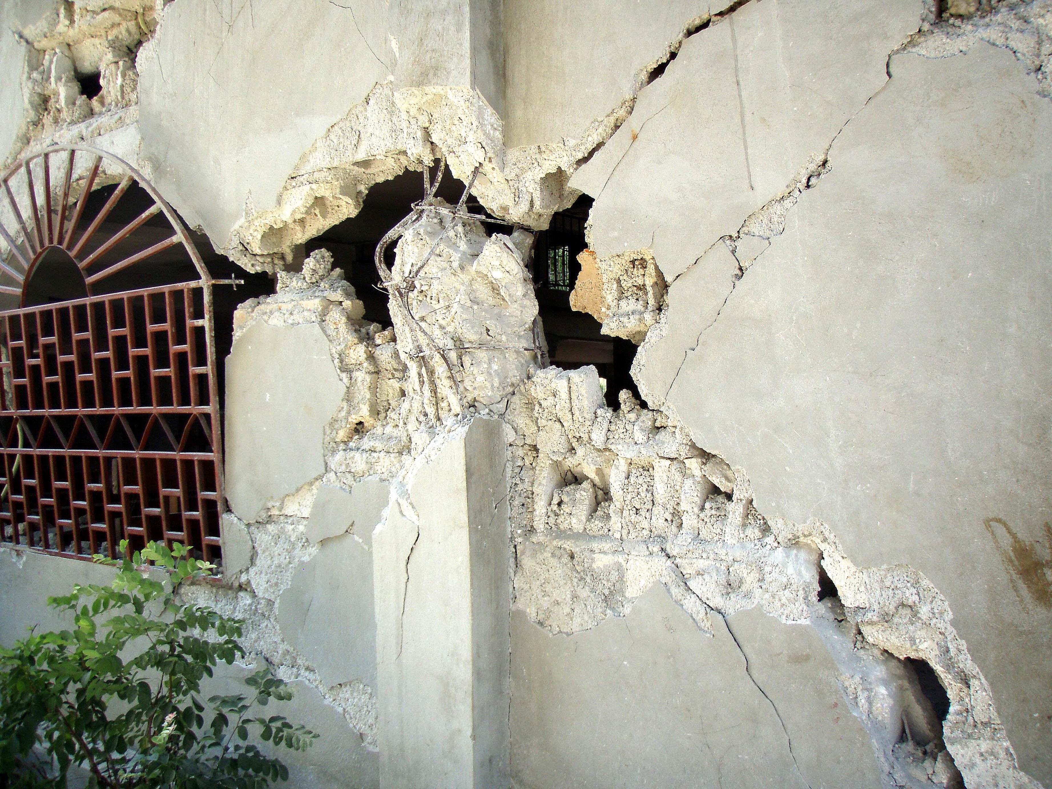 Трещины в стенах дома. Трещина. Трещина в стене. Трещина в здании. Трещины в бетоне.