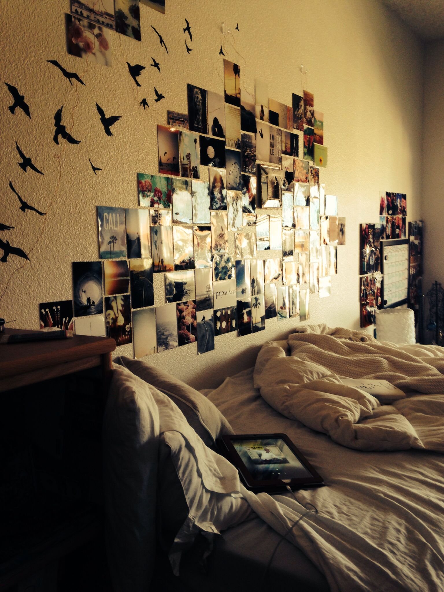 «Чем можно украсить некрасивую стену в общежитии?» — Яндекс Кью