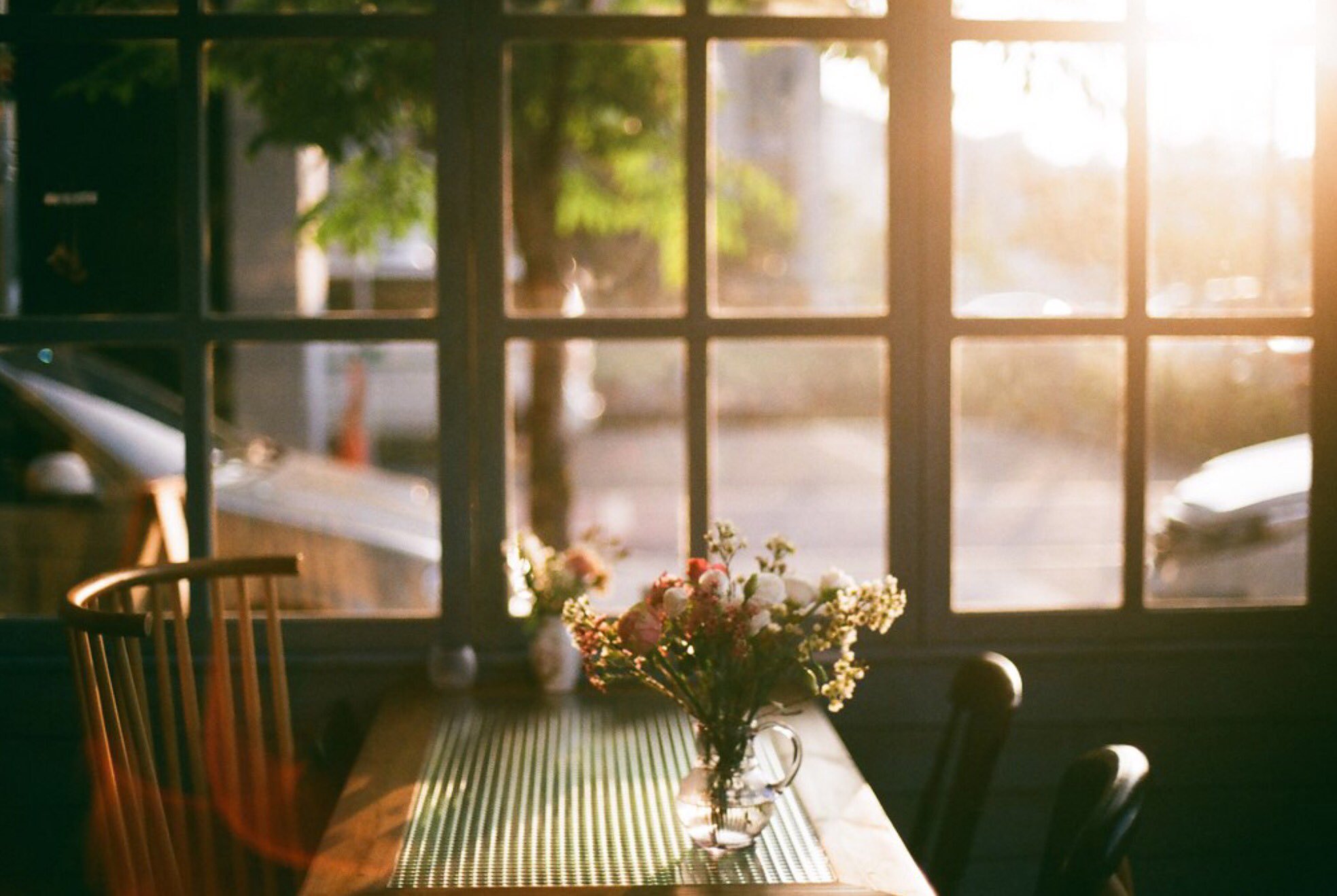 Столики лучи. Солнечные лучи в окне. Уютный вид из окна. Луч солнца в окне. Красивый вид из окна на природу.