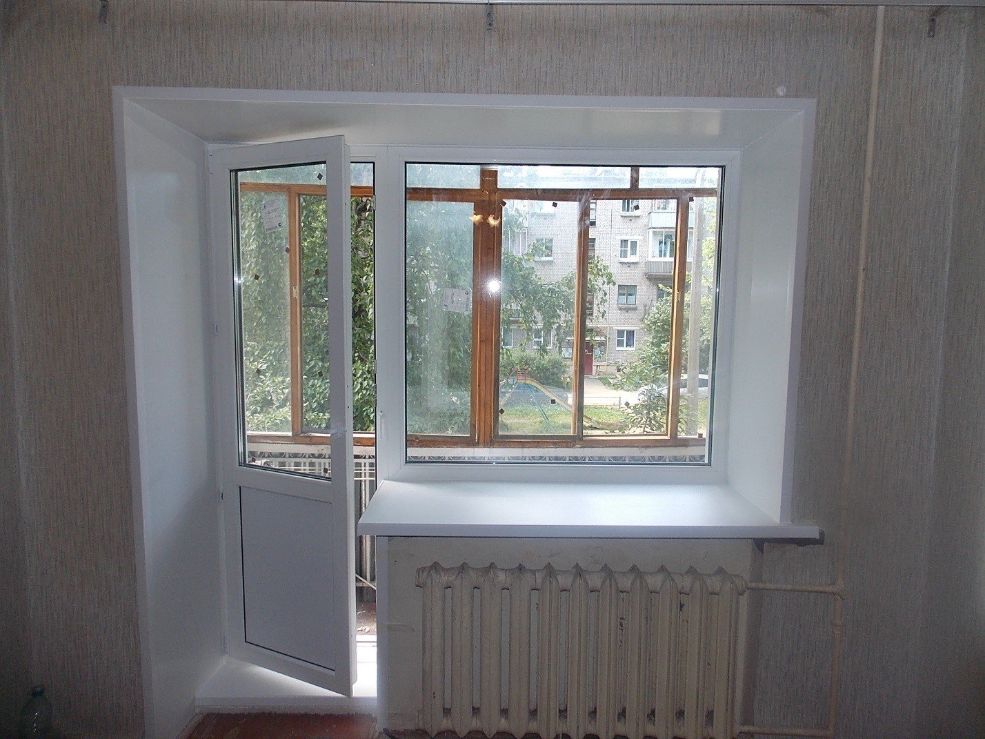 Окно выхода на балкон. ПВХ окна балконный блок хрущевка. Блок балконный ПВХ 2140х1650. Пластиковая дверь на балкон. Балконная дверь пластиковая.