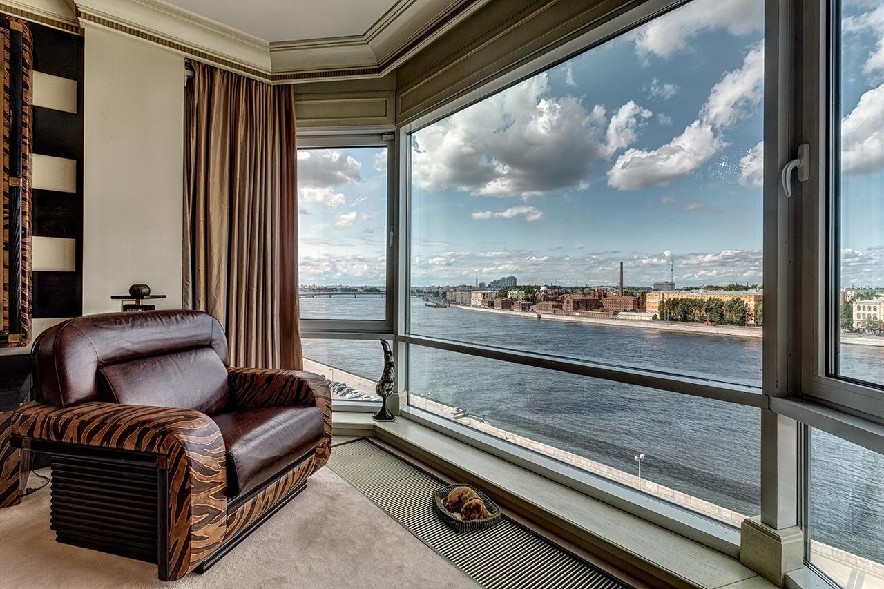 Снять квартиру в санкт петербурге островок. Панорамика отель Санкт-Петербург. Вид из панорамного окна. Квартира с панорамными окнами. Красивый вид из окна квартиры.
