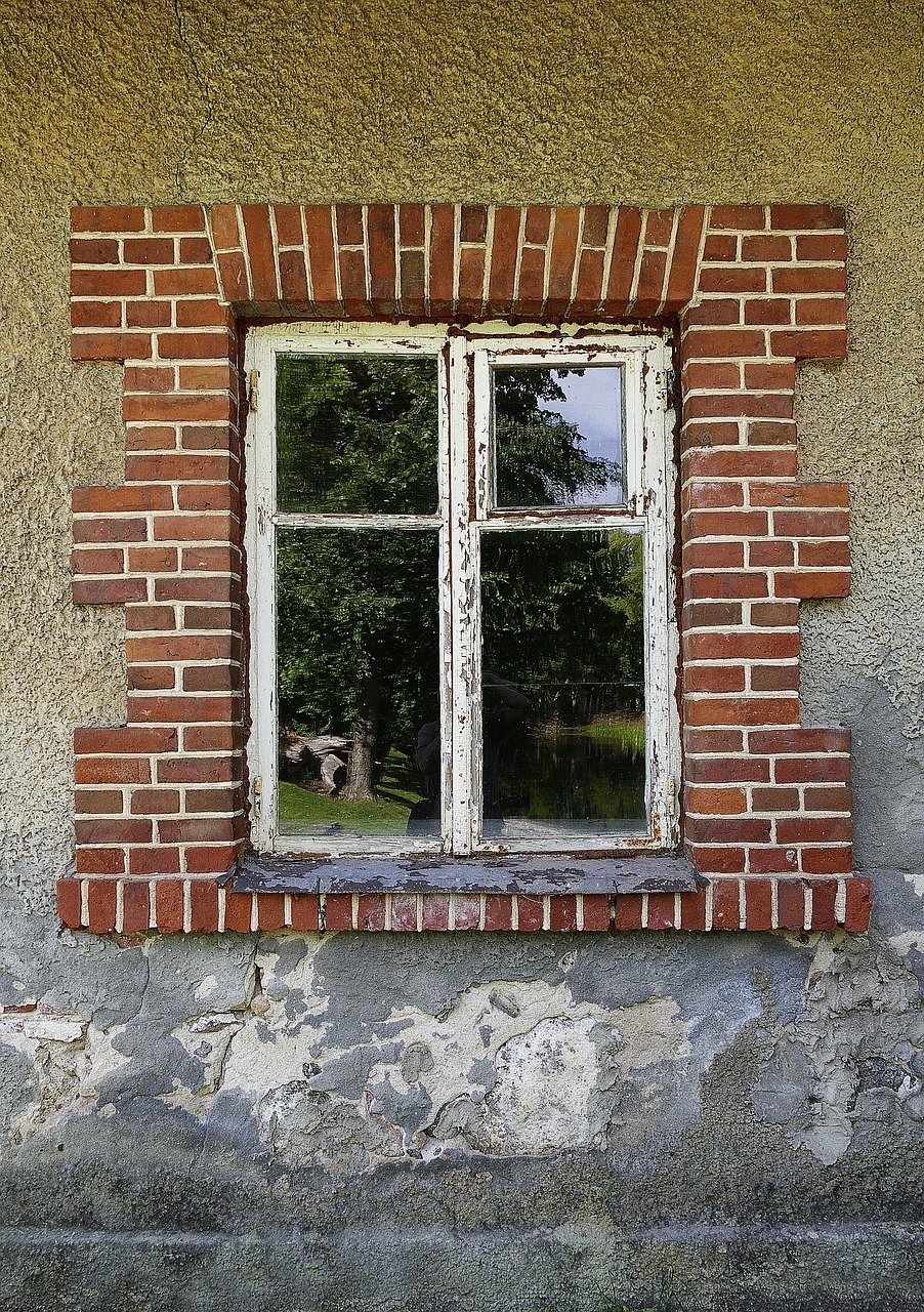 Кирпичная стена с окном