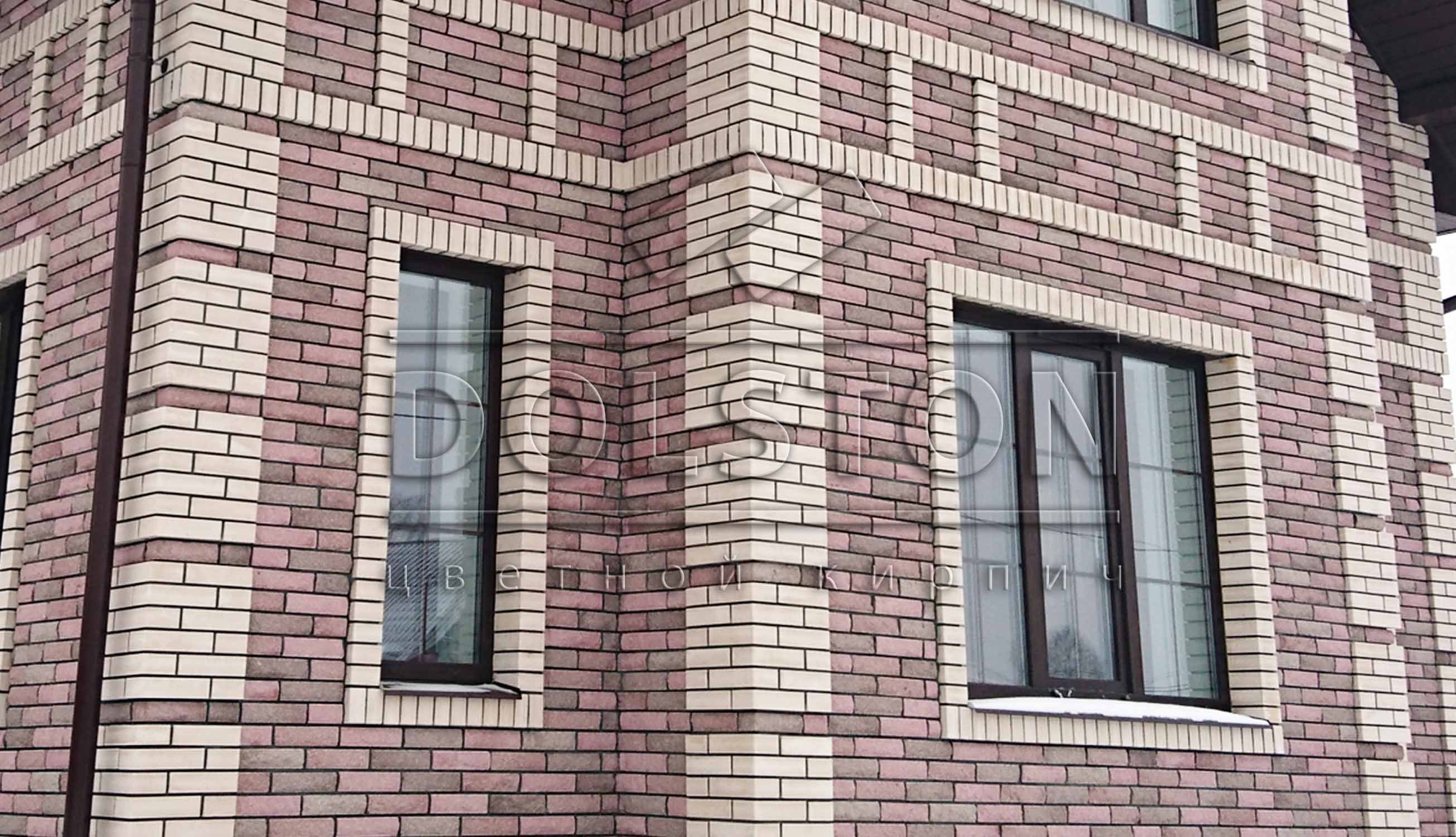 Окантовка окон на фасаде дома из кирпича