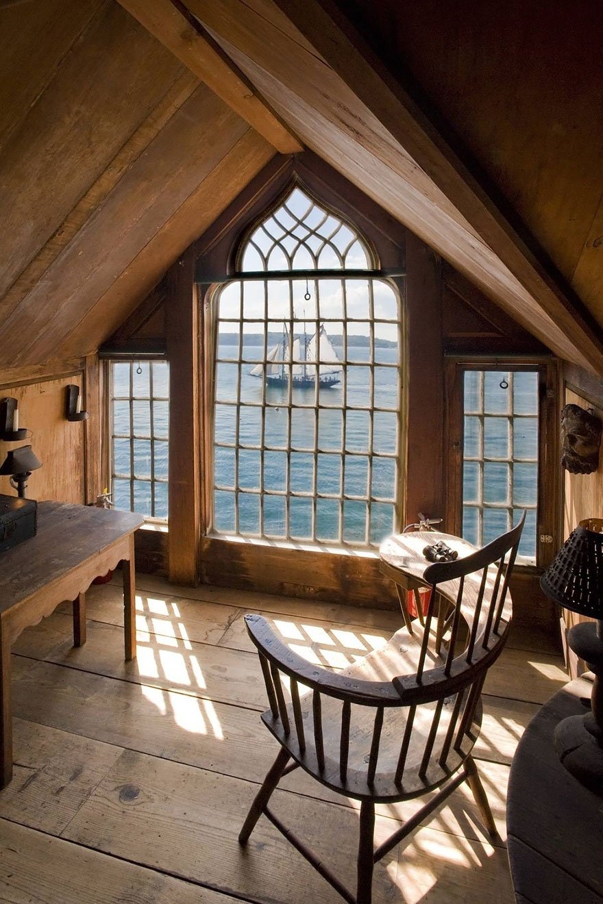 Панорамное окно на чердаке