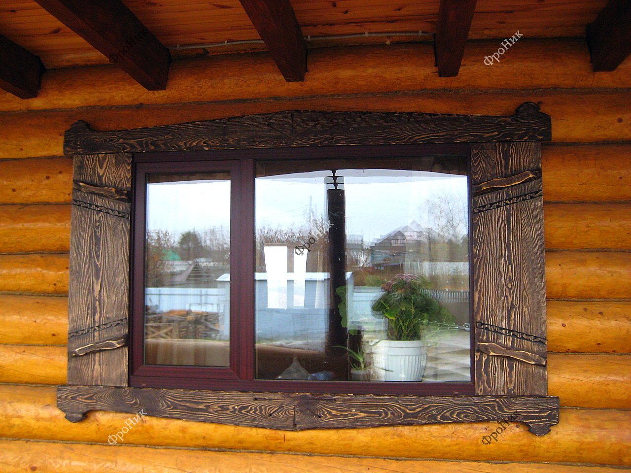 Отделка окон дверей. Обналичка на окна в деревянном доме. Наличники на окна деревянные. Деревянная обналичка на окна. Наличники на окна в деревянном доме.