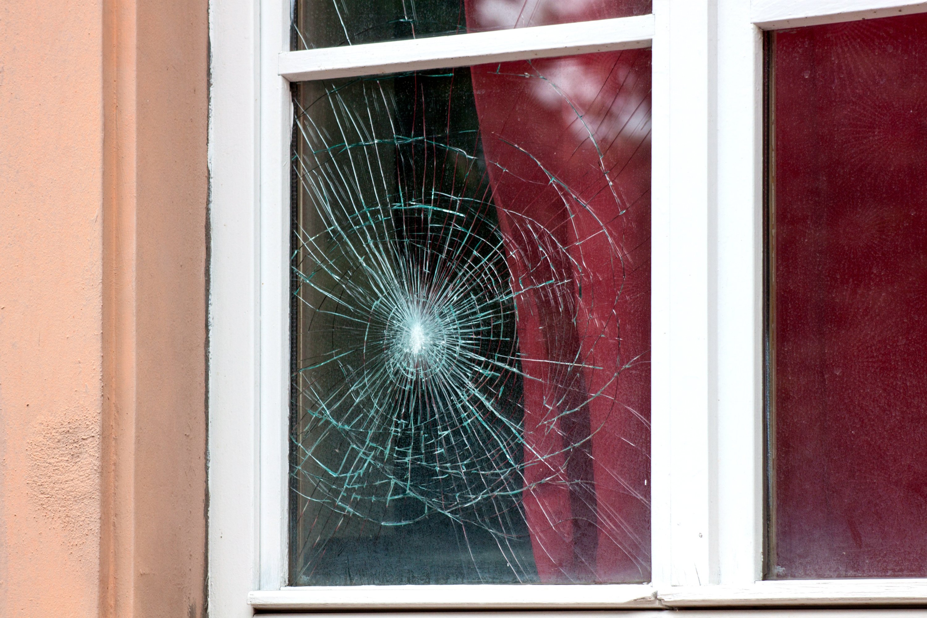 Разбить стекло дома. Разбитое окно. Разбитый стеклопакет. Разбитые пластиковые окна. Треснутое окно.