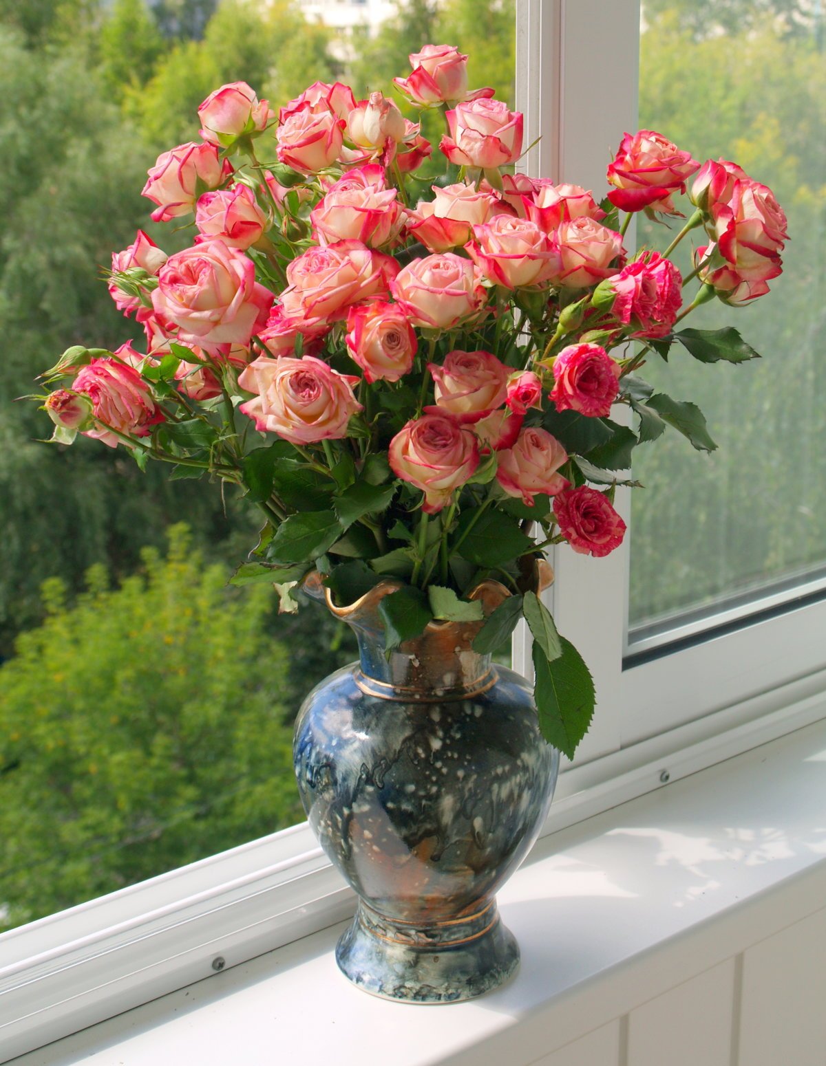 Три розы в вазе. Цветы в вазе. Букет цветов в вазе. Букет роз в вазе. Шикарные цветы в вазе.