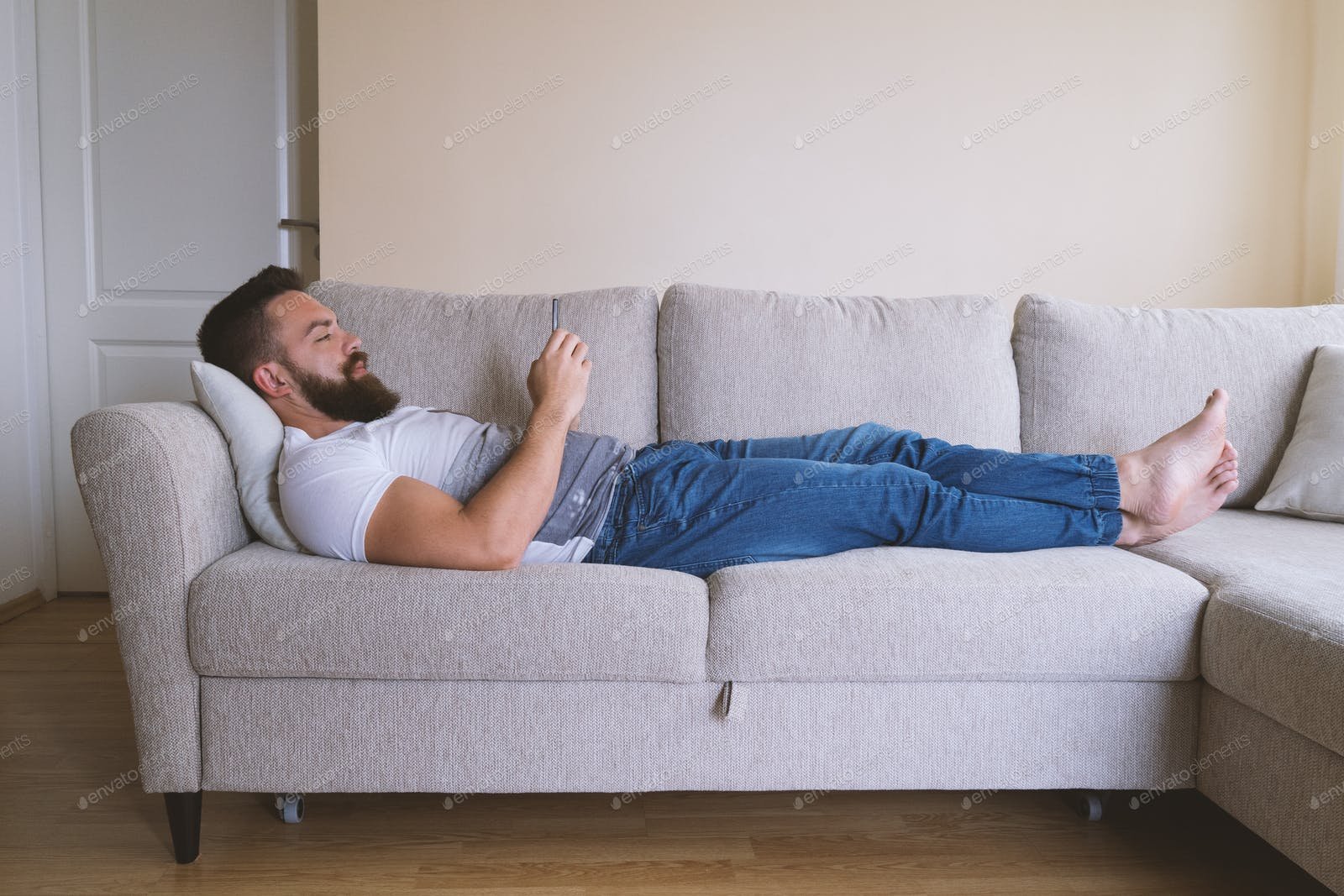 Сколько лет дивану. Человек на диване. Человек лежит на диване. Лежа на диване. Парень лежит на диване фотосессия.