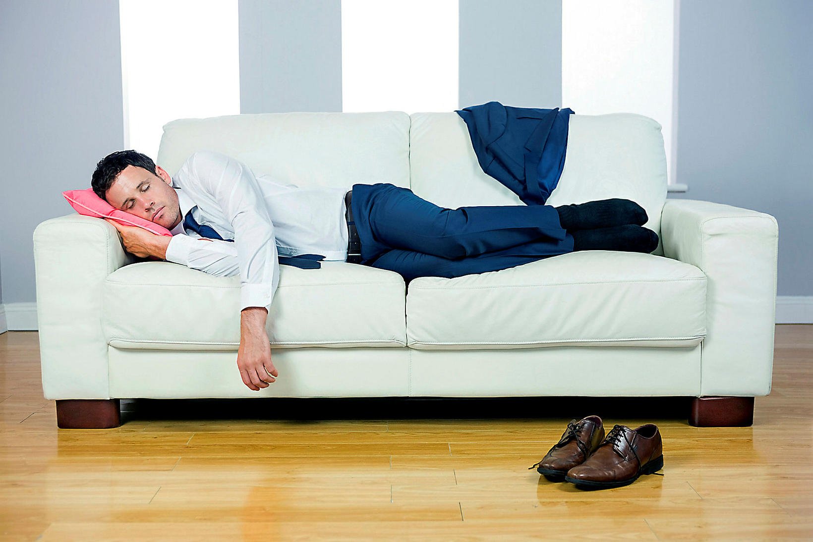 Ничем просто лежу на диване. Человек на диване. Человек лежит на диване. Бизнесмен на диване. Бизнесмен лежит на диване.