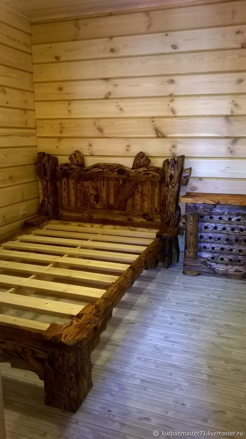 Искусственно состаренная кровать из массива дерева ручной работы 