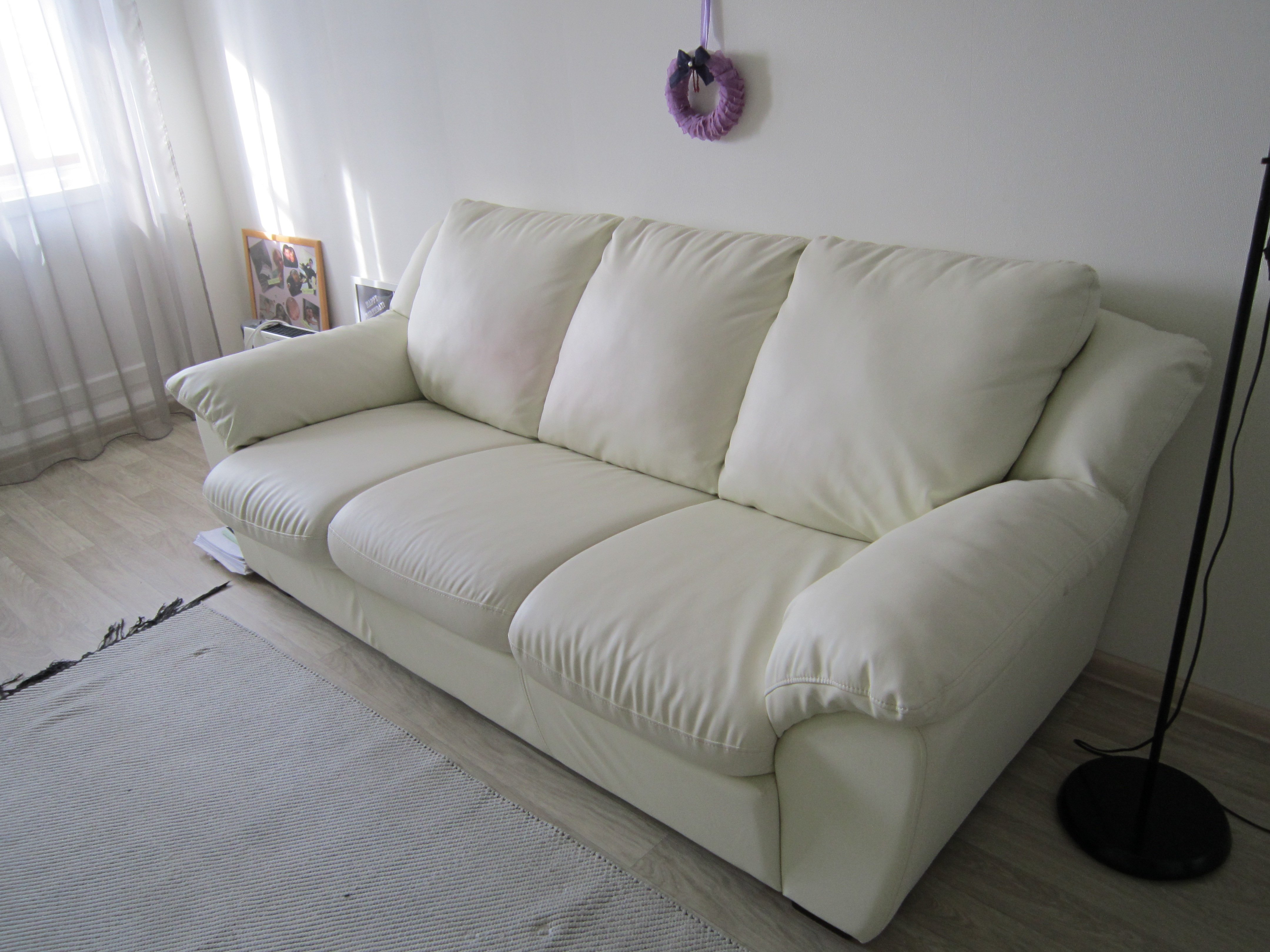 белый кожаный диван и подушки