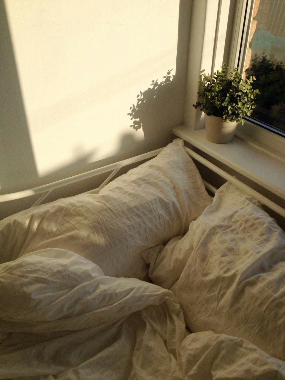 Кровать у окна Эстетика