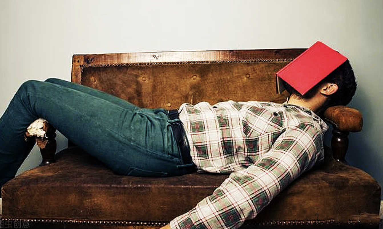 Проще лежать на диване. Мужчина на диване с книгой. Человек на диване. Человек лежит на диване. Парень лежит на диване.