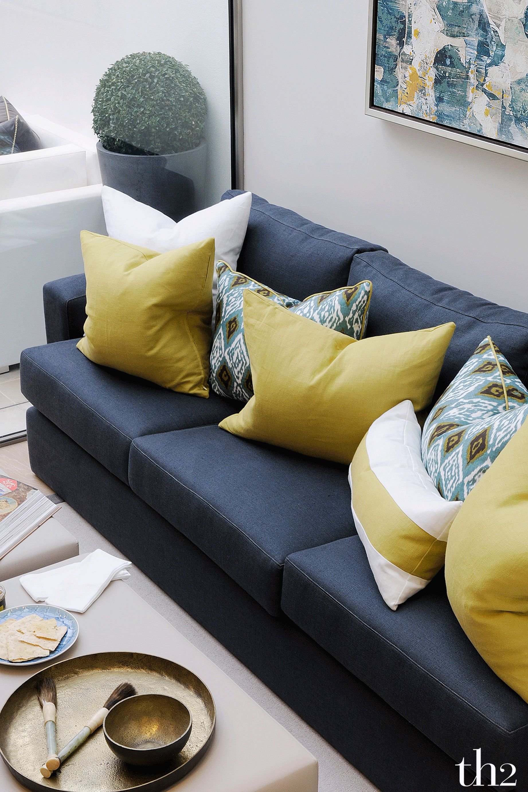 Фото дивана с подушками. Яркие подушки в интерьере. Декоративные подушки на серый диван. Цветные подушки в интерьере. Подушки в интерьере гостиной.