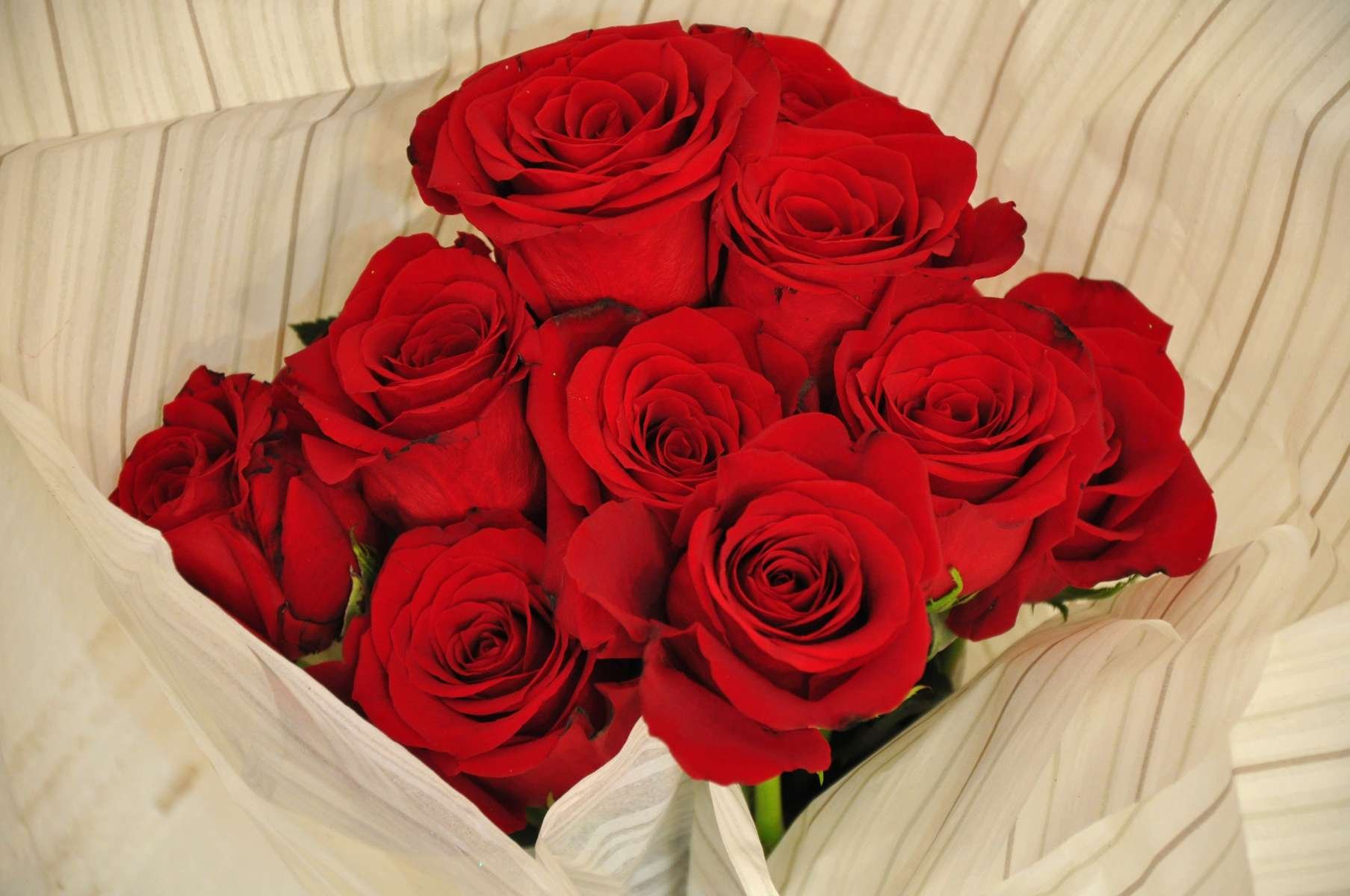 Букет красных роз на кровати