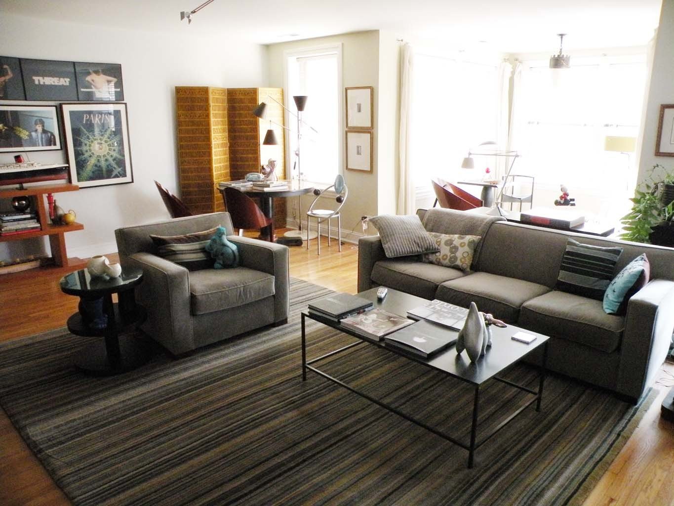 Серый диван и коричневый пол
