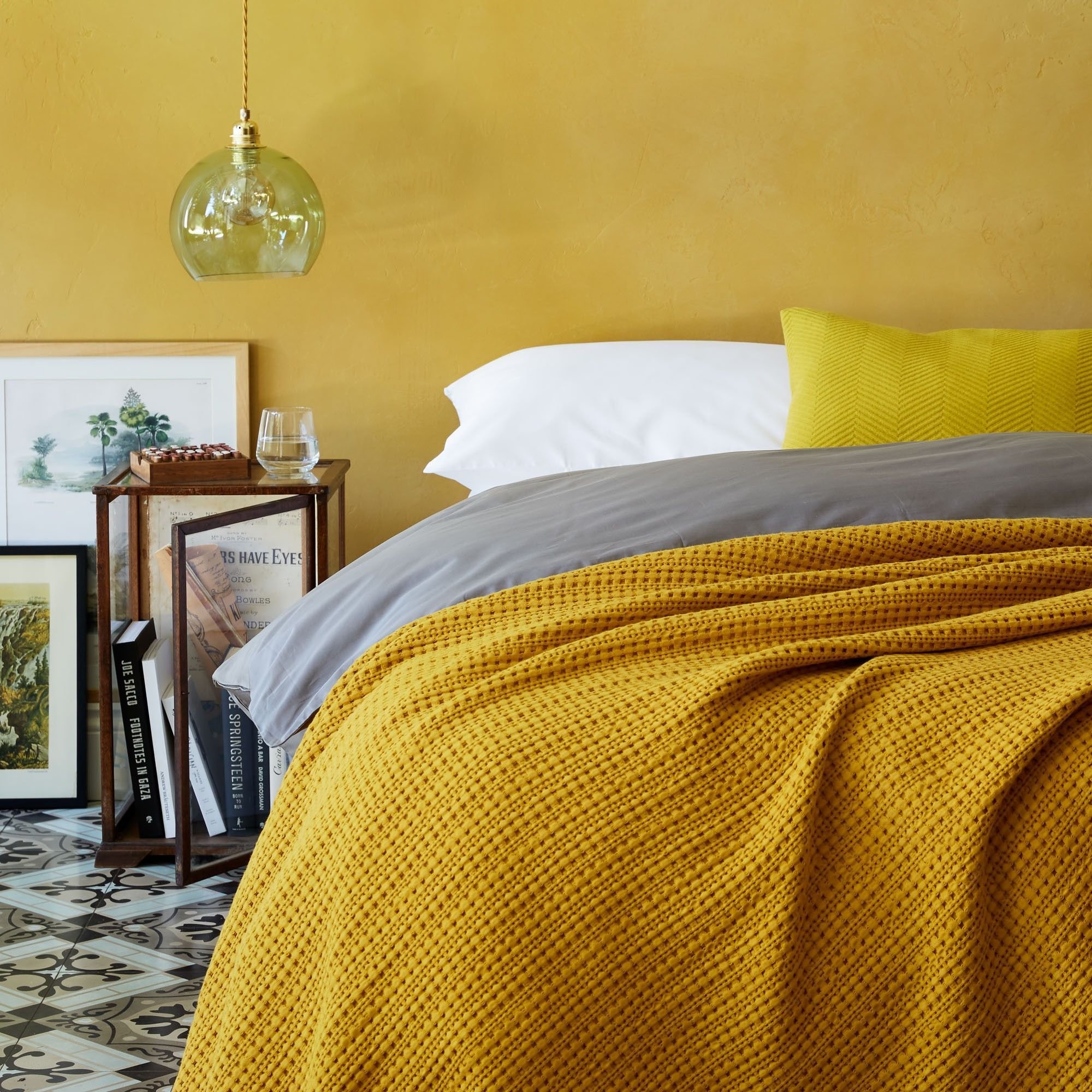 Горчичная кровать. Спальня в желтом цвете. Спальня с желтыми акцентами. Спальня в горчичных тонах. Желтый интерьер.